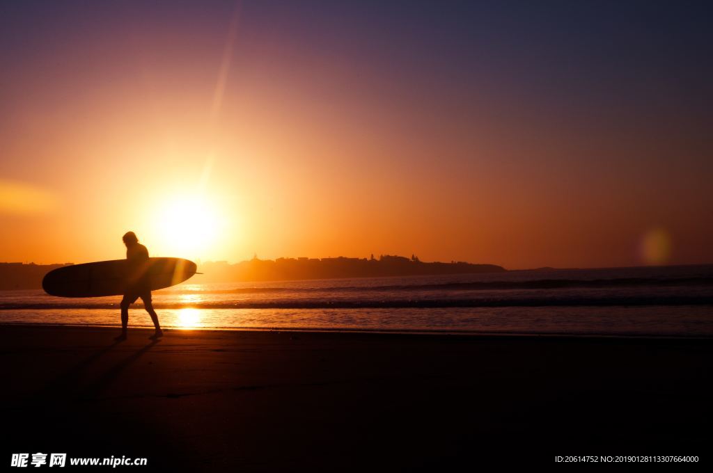 夕阳下的海滩风景