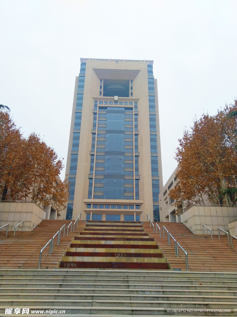 深秋时节的大学校园风景
