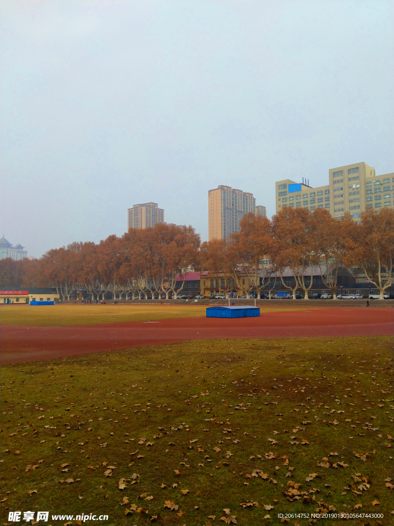 日暮下的大学操场