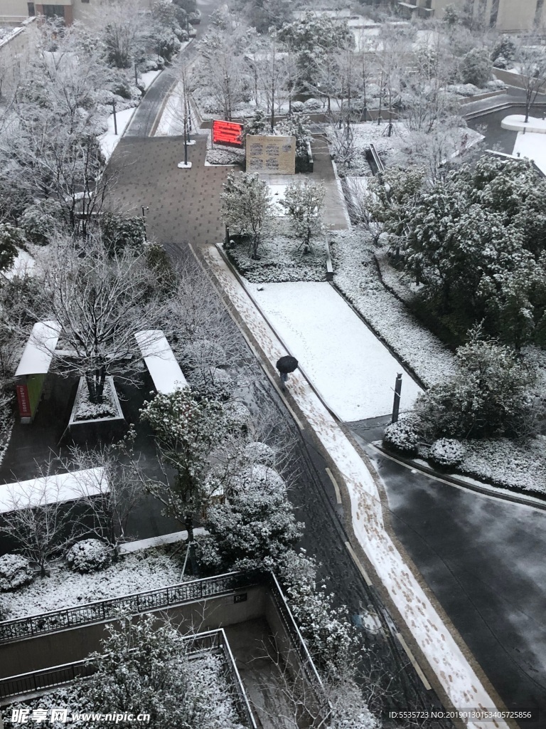 小区雪景