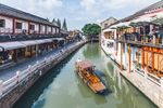 江南水乡朱家角乌篷船