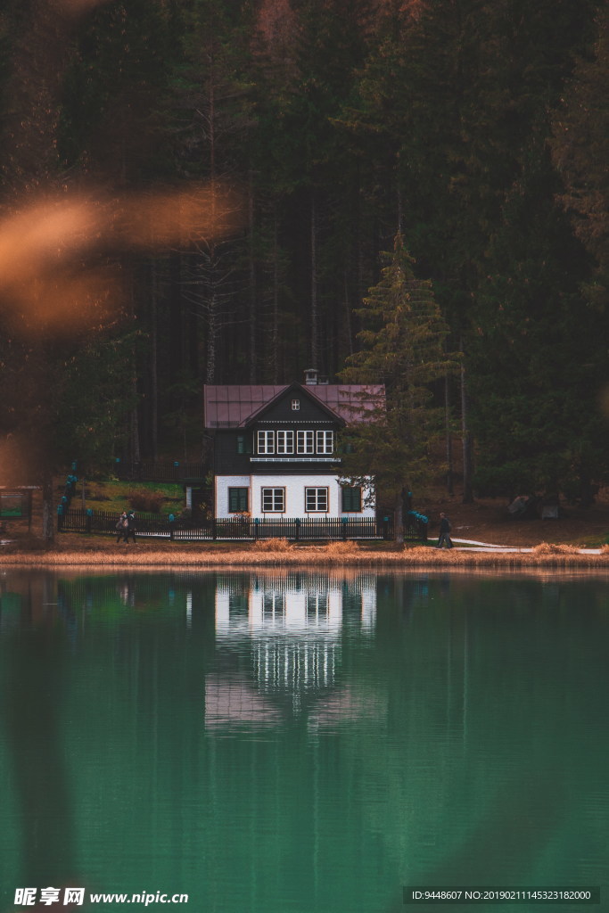 湖畔小屋风景图片