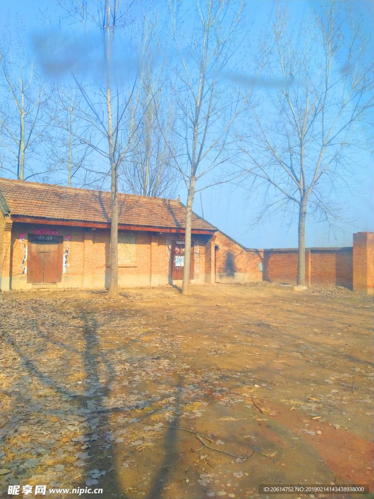 蓝天下的乡村美景