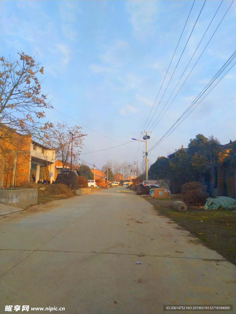 日暮下的乡村道路风景