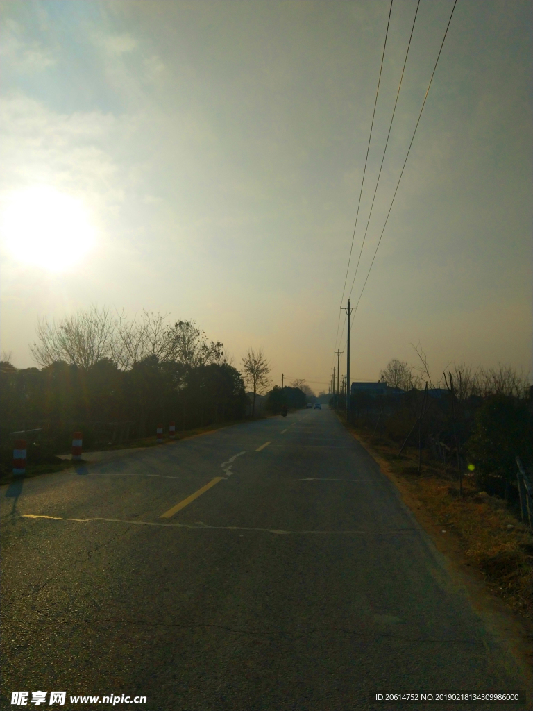 日暮下的乡村道路风景