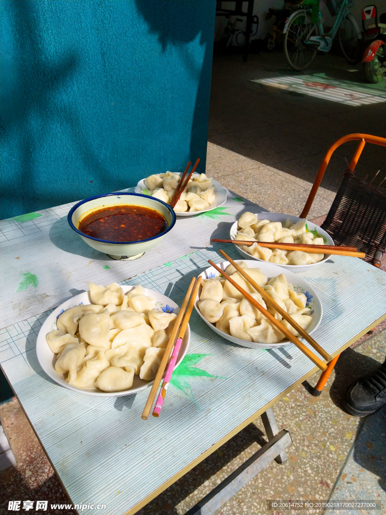 桌子上的饺子