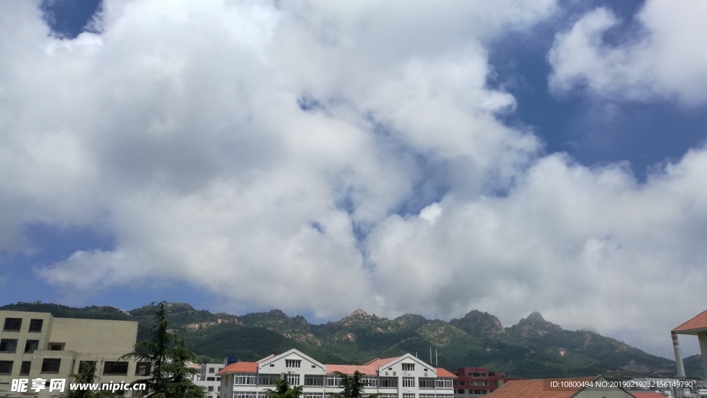 坠落在山上的白云