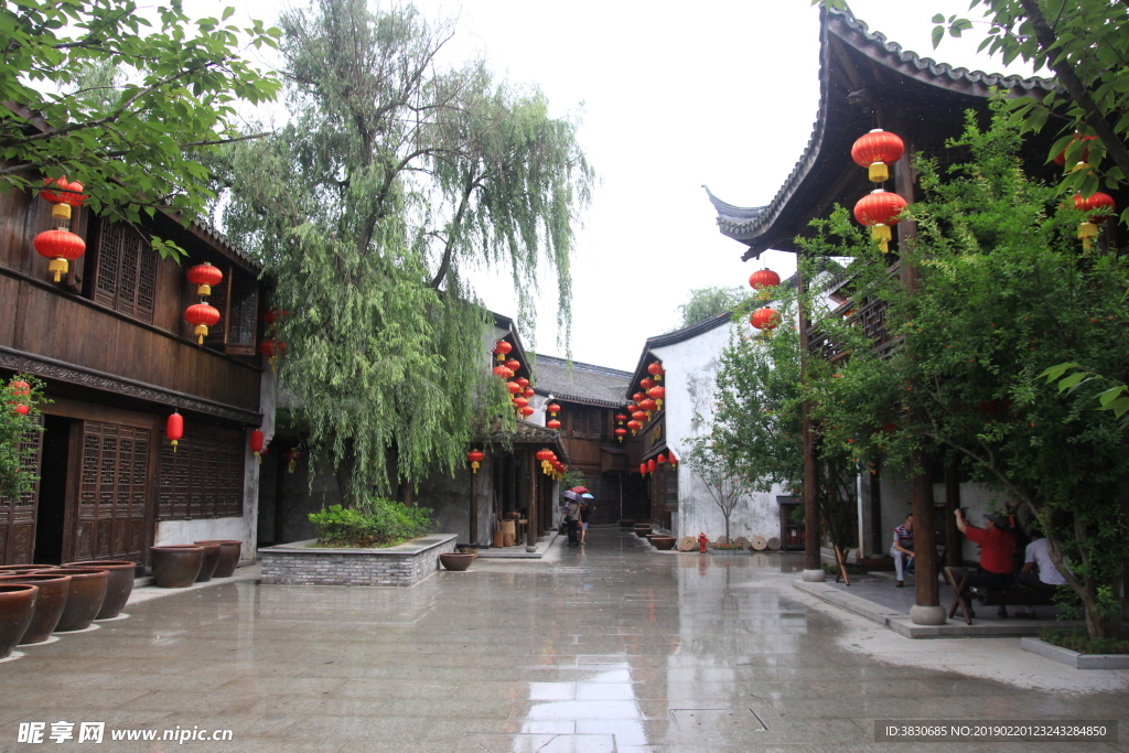 雨中宋城街道