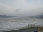 烟囱 楼 雪 湖面 树木 蜃楼