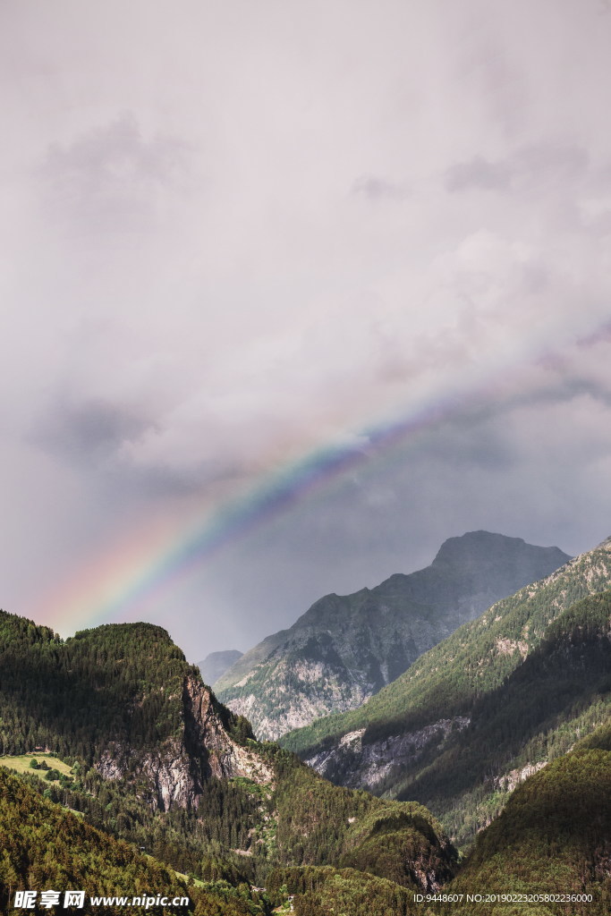 山间彩虹风景图片