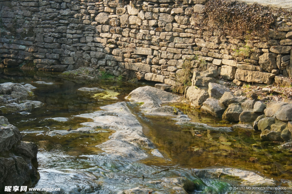 小溪流水