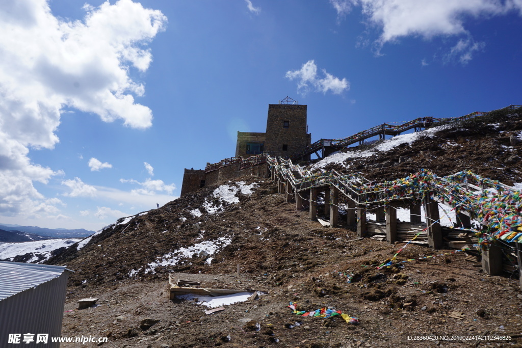 香格里拉石卡雪山风景图