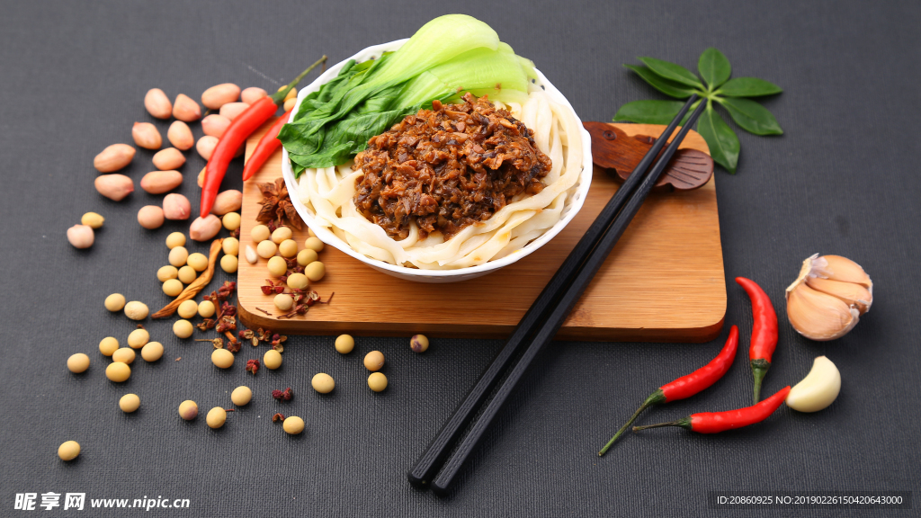 美味的炸酱面图片