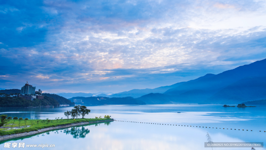 美丽的山水湖泊景色图片