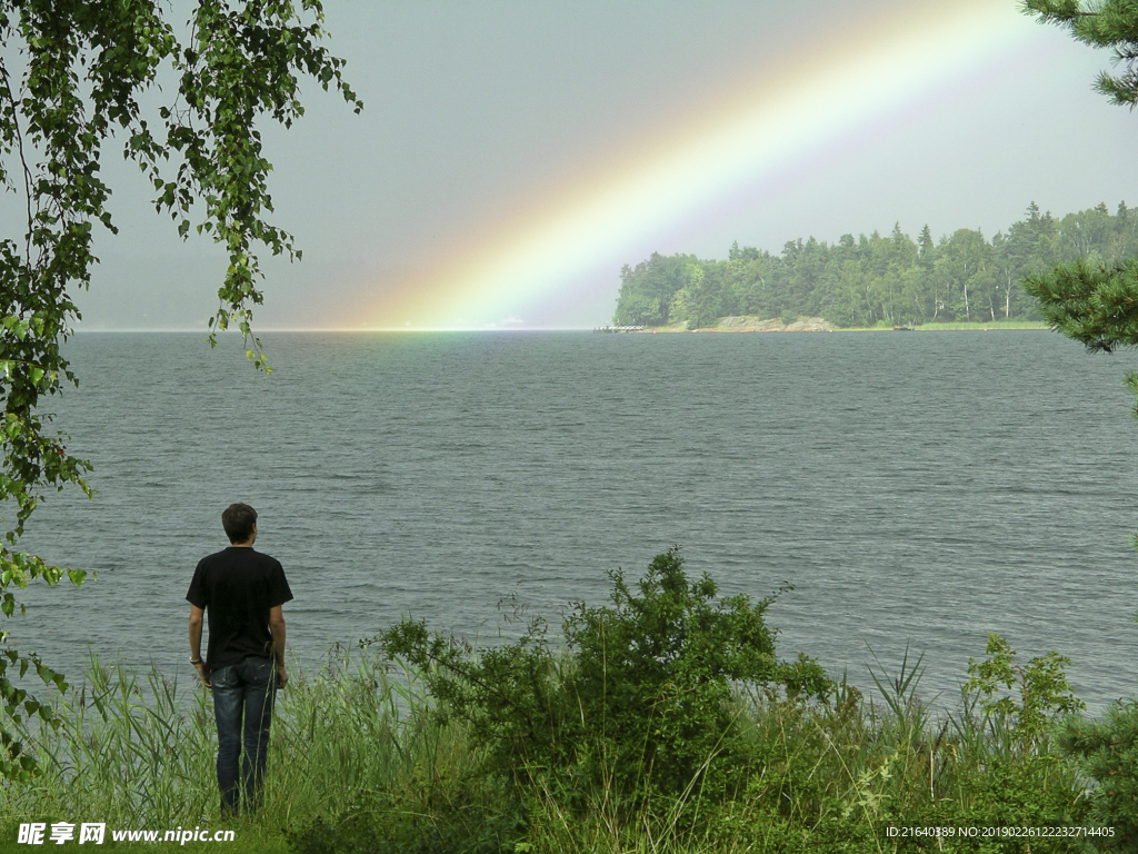 湖边雨后彩虹