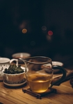 透明的玻璃杯装的茶