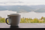 白色陶瓷茶杯的选择性对焦摄影