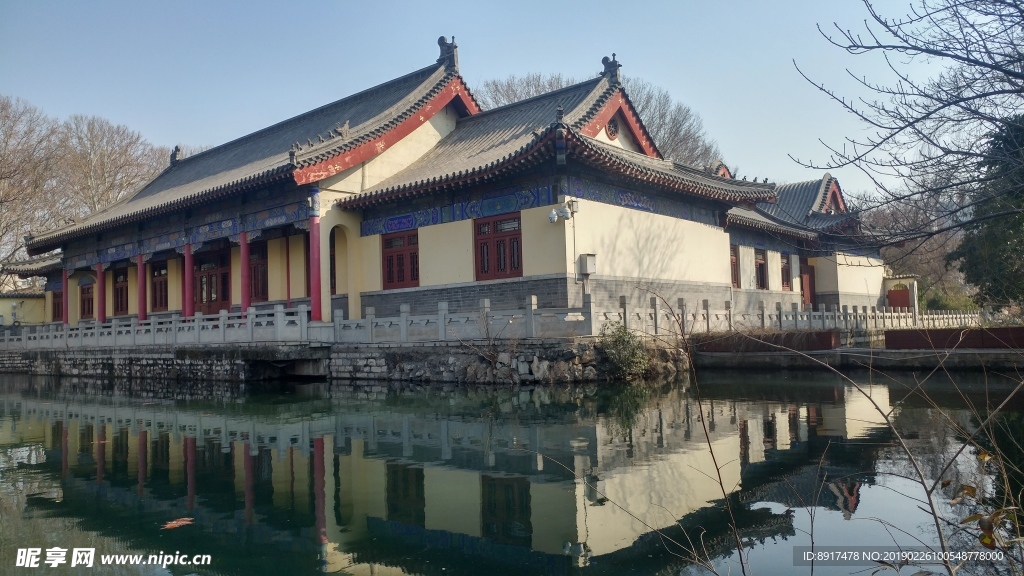 白墙建筑