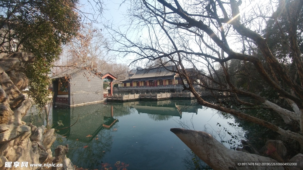 水面倒影
