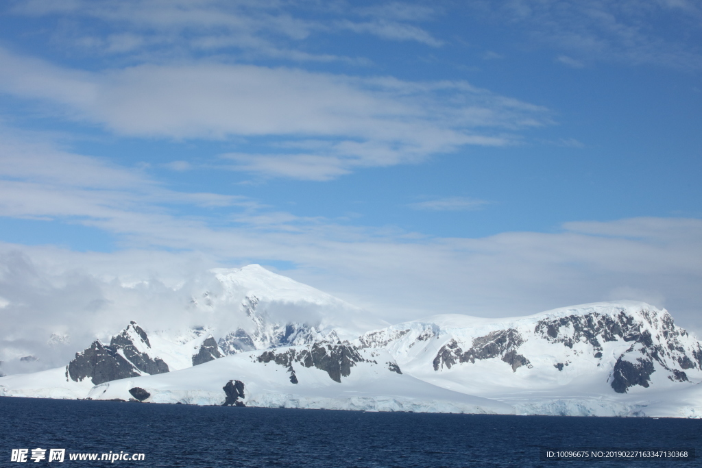 南极天空下的冰雪海洋