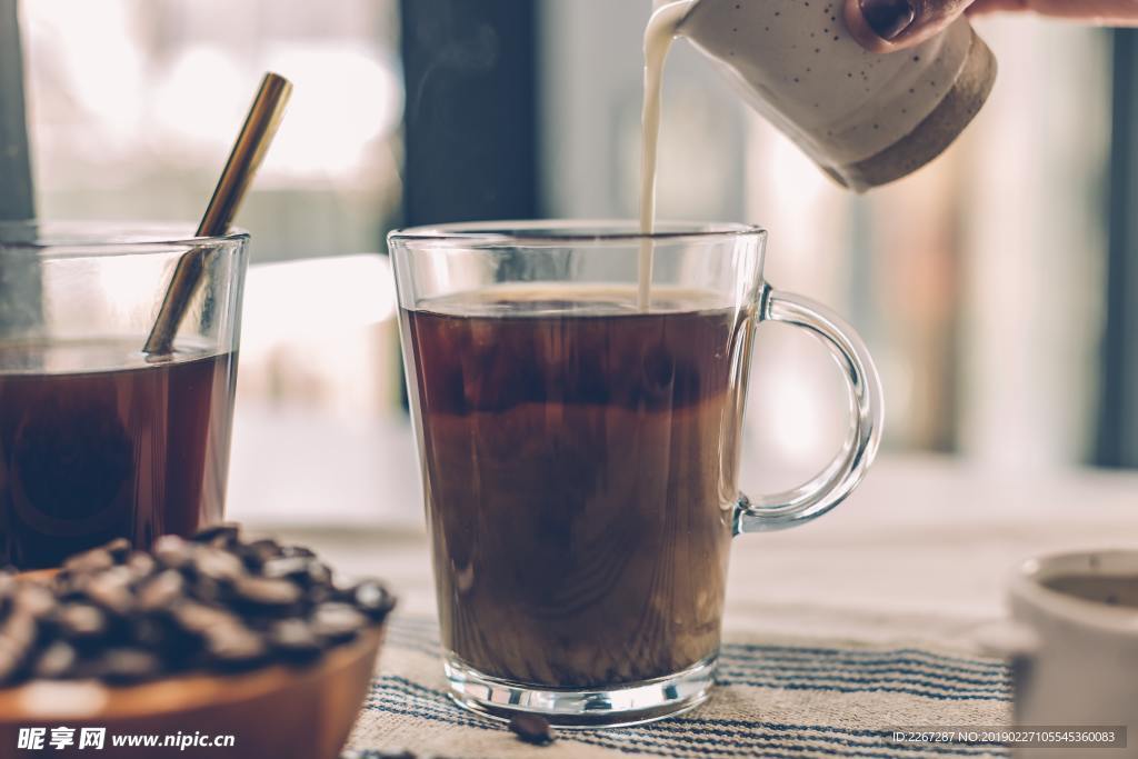 两个透明的玻璃杯