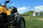 草原 蒙古包 摩托车 天空