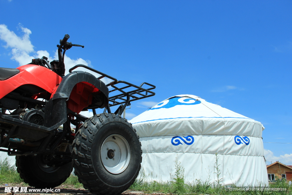 草原 蒙古包 摩托车 天空