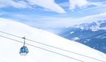 雪山上的缆车