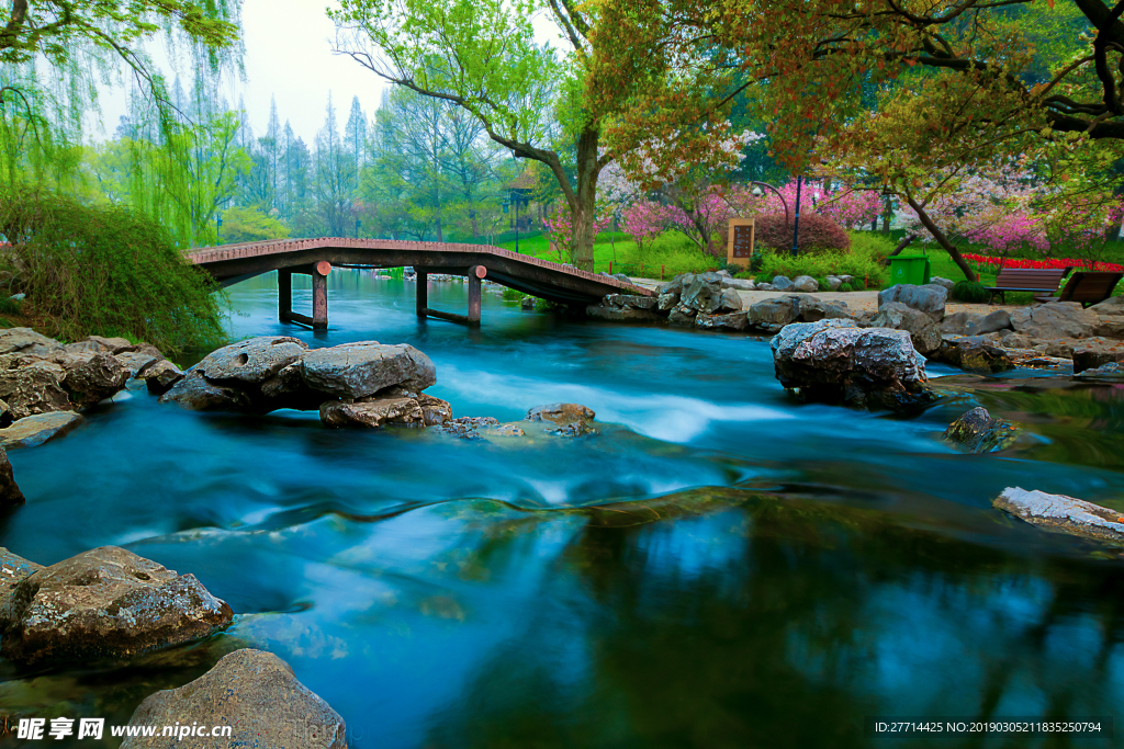 山间小溪风景
