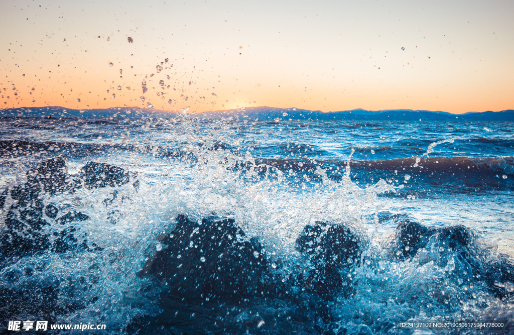 海水拍击浪花