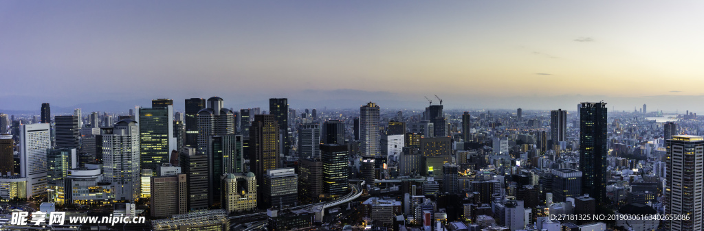 旁晚的城市