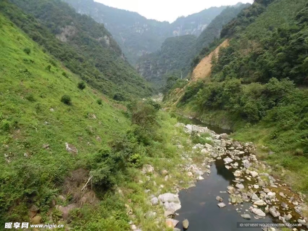 深山小溪