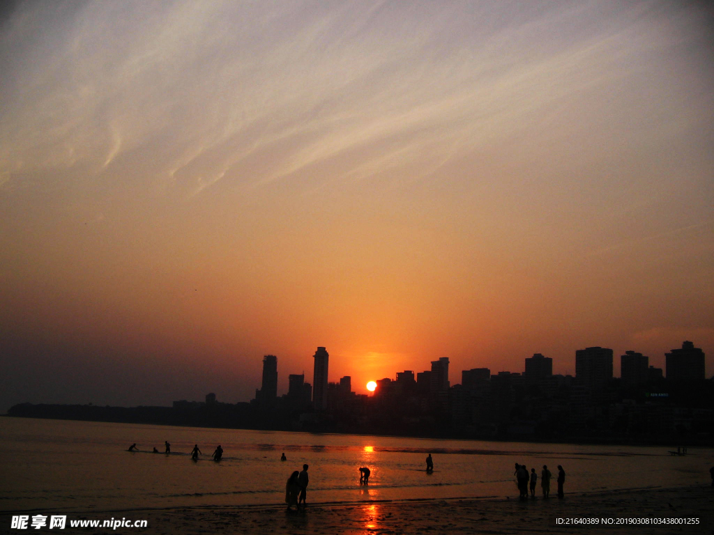 夕阳西下的海湾城市