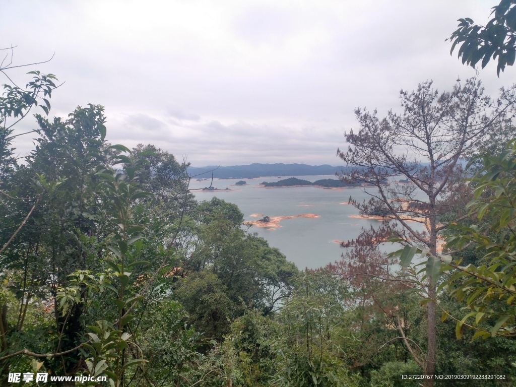 登山看万绿湖