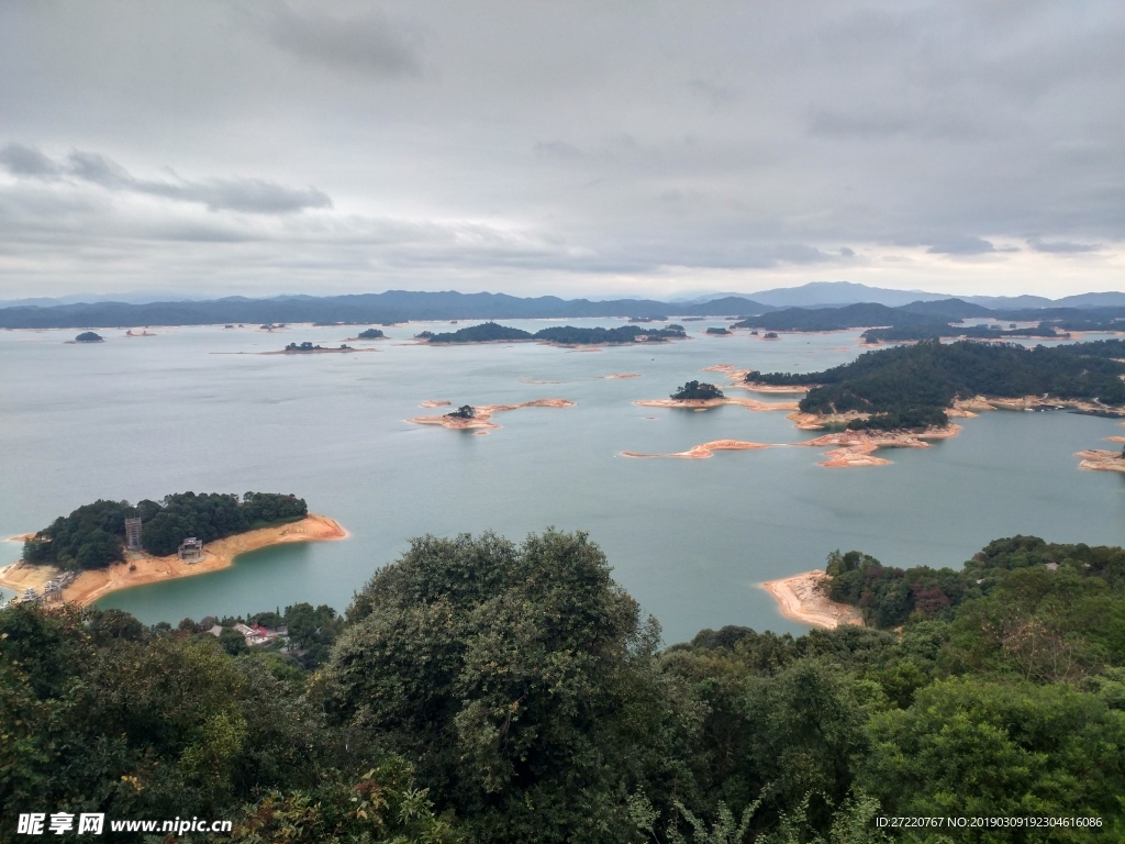 万绿湖水波碧青