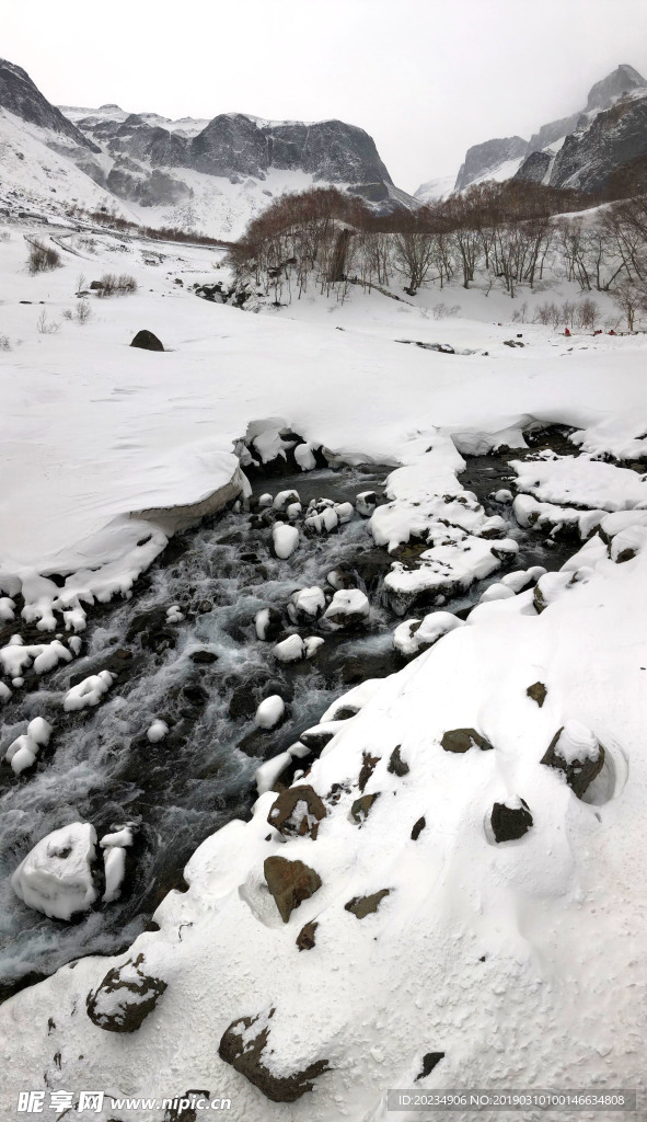 雪山溪水