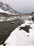 雪山溪水