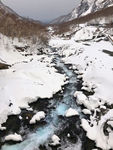 雪山溪水