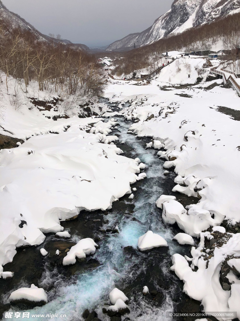 雪山溪水