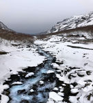 雪山溪水