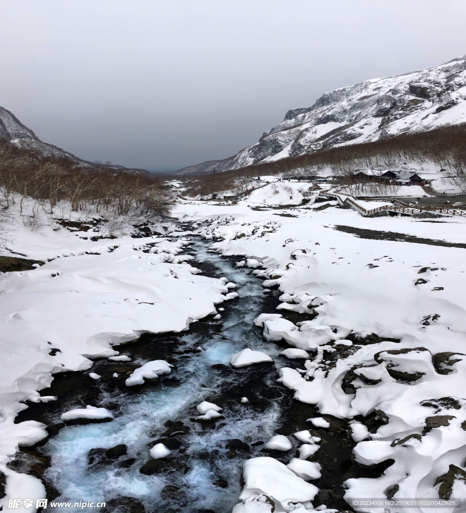 雪山溪水