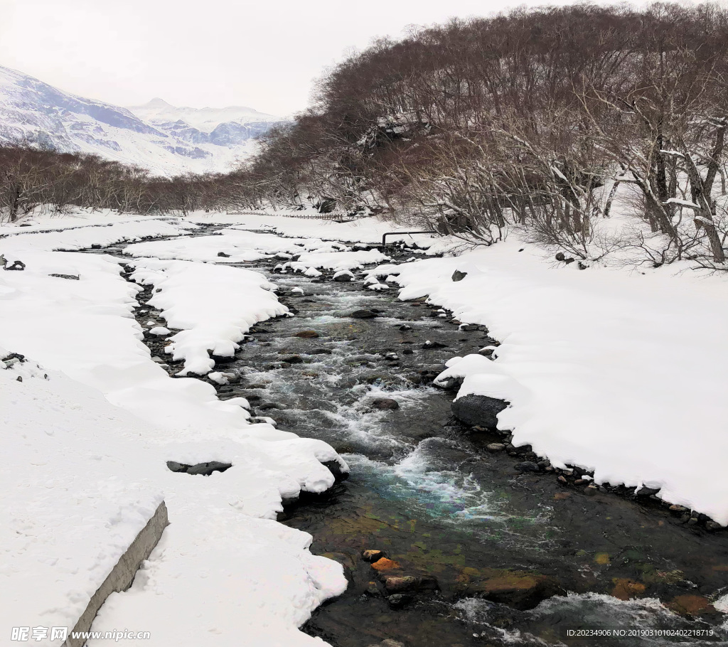 雪山溪水