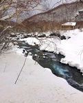 雪山溪水