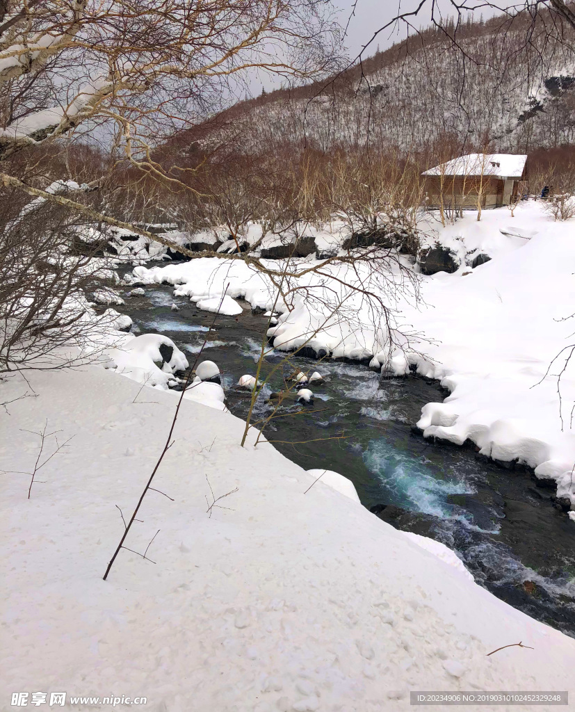 雪山溪水