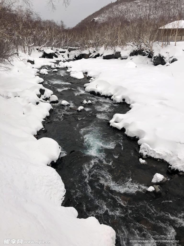 雪山溪水