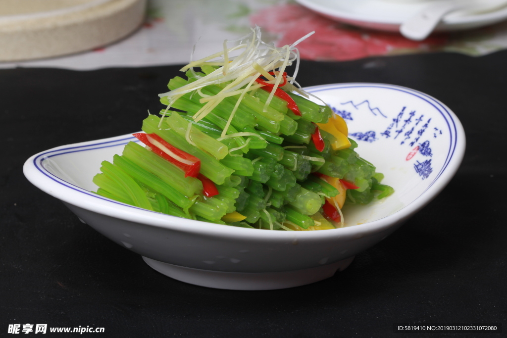 凉拌小芹菜