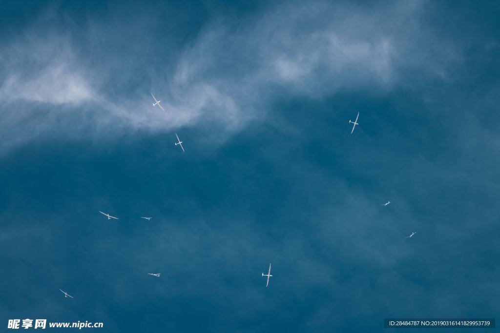 飞机飞行与天空