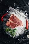 冰鲜的T骨牛排