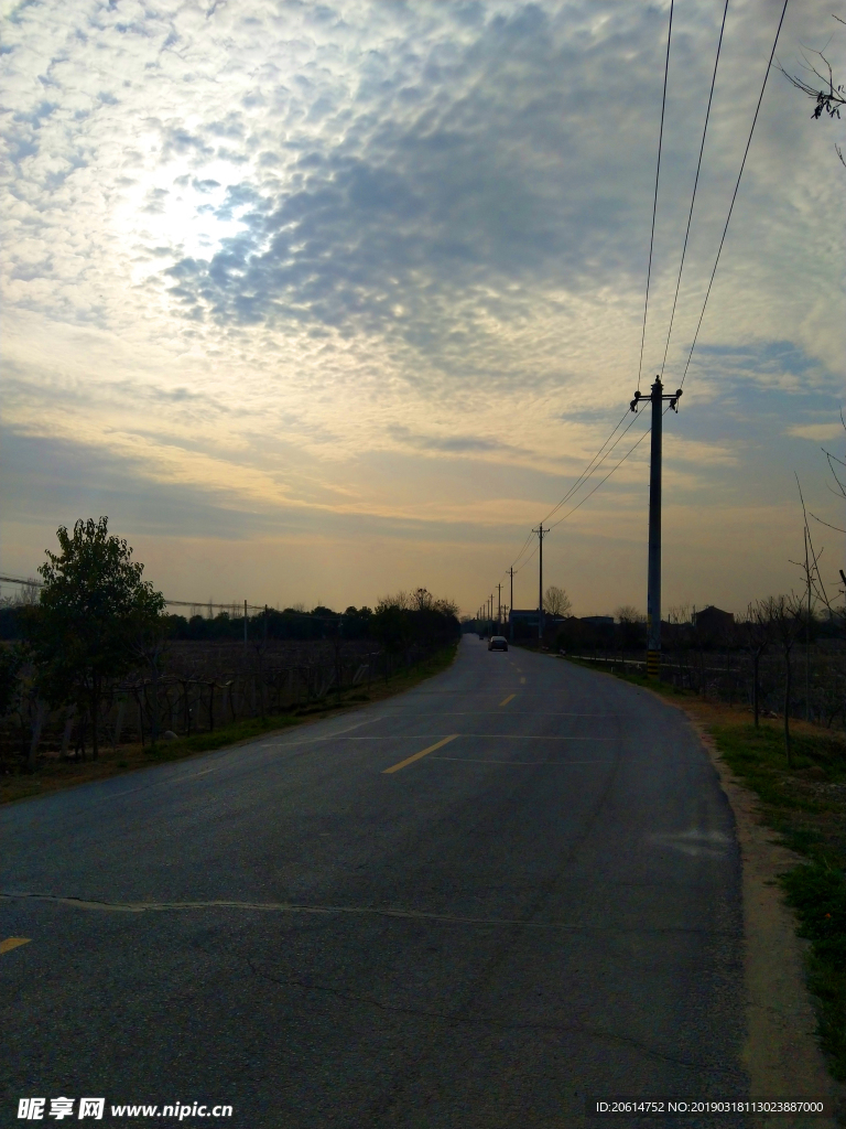 日暮下的乡村公路风景