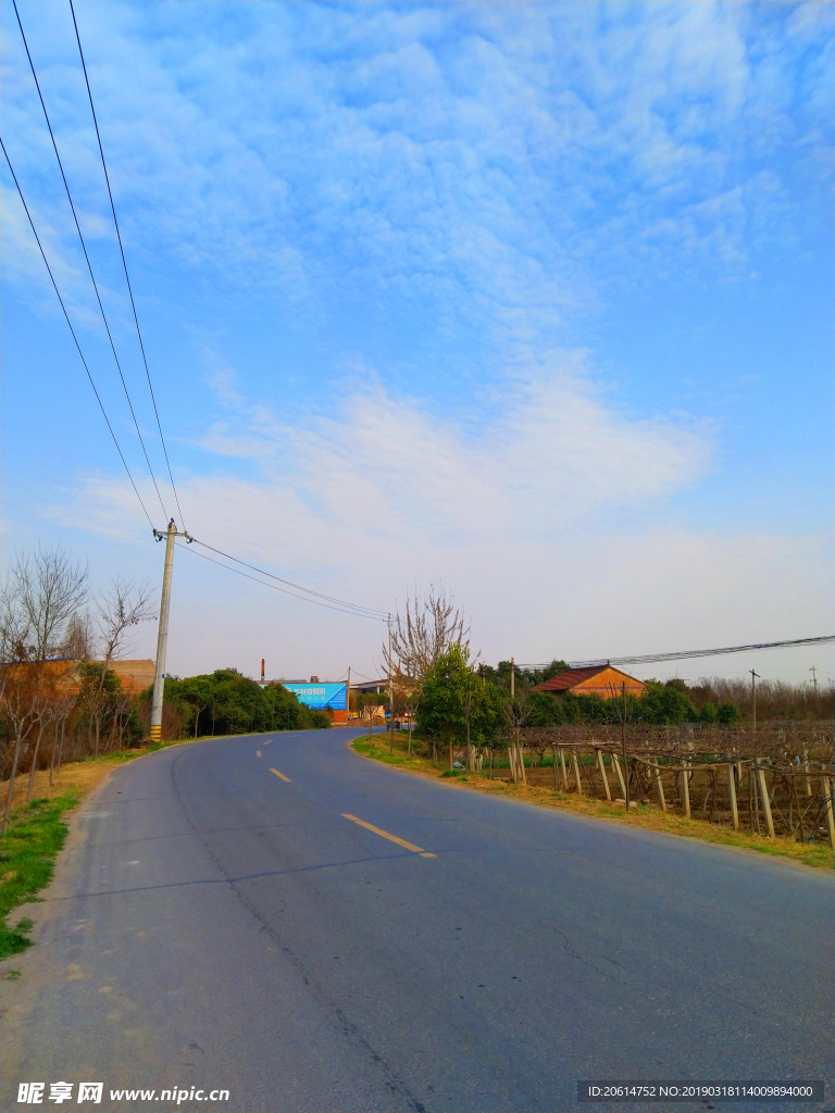 蓝天下的道路风景